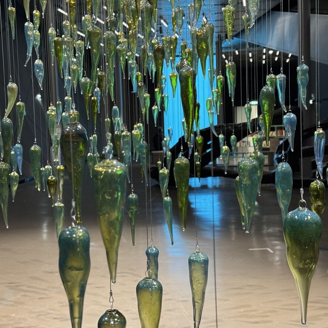 Kunst in Graz, Glaszapfen hängen von der Decke Kunst in Graz, Glaszapfen hängen von der Decke